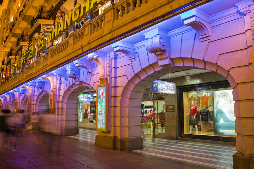 横图,彩色,特写,旅游,度假,美景,名胜古迹,标志建筑,道路,地标,建筑,街道,路,霓虹灯,商场,夜景,公路,上海,中国,亚洲,遗迹,景观,建筑群,灯光,交通,古典,古迹,文物,娱乐,建设,古建筑,广告,拍照,地标建筑,南京路,享受,休闲,灿烂,商厦,旅游胜地,景色,放松,摄影,古文明,东亚,中华人民共和国,马路,旅行,照相,购物中心,bj174