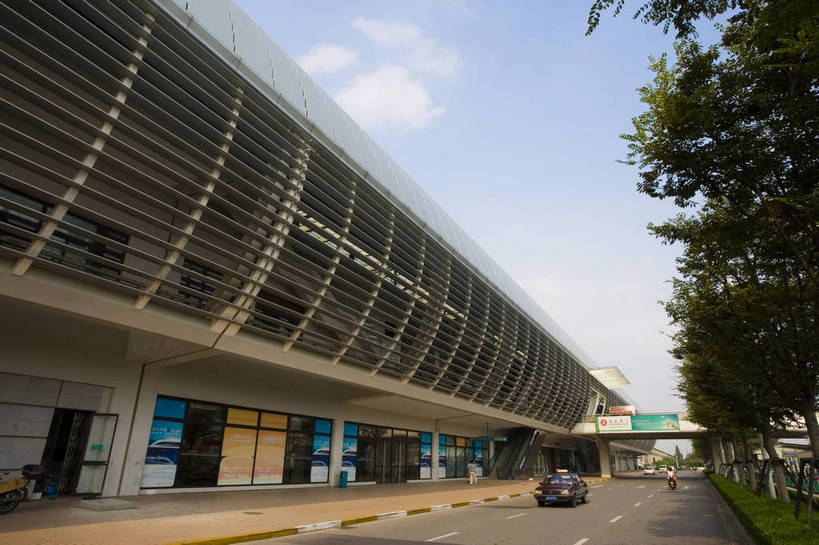 横图,彩色,室外,白天,旅游,度假,名胜古迹,标志建筑,地标,建筑,车站,上海,中国,亚洲,遗迹,站台,交通,古迹,文物,娱乐,建设,古建筑,月台,车,交通工具,享受,休闲,旅游胜地,放松,摄影,载具,磁悬浮,古文明,东亚,龙阳路,磁悬浮列车,中华人民共和国,旅行,磁悬浮技术,bj174