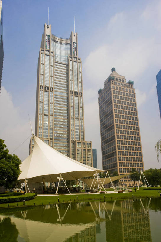 公园,花园,竖图,彩色,室外,白天,旅游,度假,办公楼,草地,草坪,名胜古迹,植物,城市风光,标志建筑,大厦,地标,建筑,上海,中国,亚洲,遗迹,景观,建筑群,古迹,文物,娱乐,建设,古建筑,浦东,草,绿色,蓝天,地标建筑,享受,休闲,旅游胜地,放松,竖,摄影,古文明,东亚,中华人民共和国,陆家嘴绿地,金融区,旅行,bj174