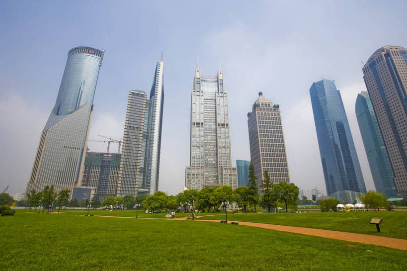 公园,花园,横图,彩色,室外,白天,旅游,度假,办公楼,草地,草坪,名胜古迹,植物,城市风光,标志建筑,大厦,地标,建筑,上海,中国,亚洲,遗迹,景观,建筑群,古迹,文物,娱乐,建设,古建筑,浦东,草,绿色,蓝天,地标建筑,享受,休闲,旅游胜地,放松,摄影,古文明,东亚,中华人民共和国,陆家嘴绿地,金融区,旅行,bj174