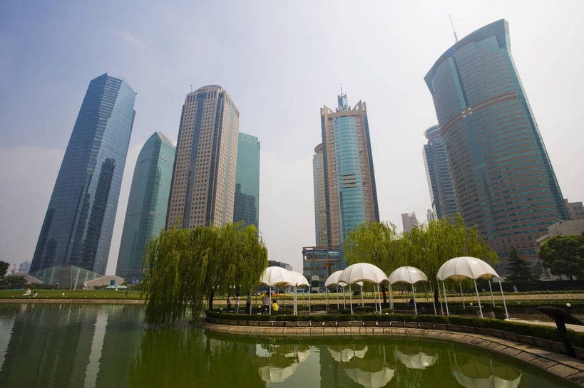 公园,花园,横图,彩色,室外,白天,旅游,度假,办公楼,草地,草坪,名胜古迹,植物,城市风光,标志建筑,大厦,地标,建筑,上海,中国,亚洲,遗迹,景观,建筑群,古迹,文物,娱乐,建设,古建筑,浦东,草,绿色,蓝天,地标建筑,享受,休闲,旅游胜地,放松,摄影,古文明,东亚,中华人民共和国,陆家嘴绿地,金融区,旅行,bj174