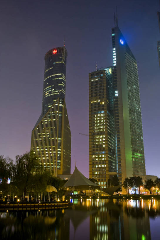 公园,花园,竖图,彩色,旅游,度假,办公楼,草地,草坪,名胜古迹,植物,城市风光,标志建筑,大厦,地标,建筑,夜景,上海,中国,亚洲,遗迹,景观,建筑群,灯光,古迹,文物,娱乐,建设,古建筑,浦东,草,绿色,地标建筑,享受,休闲,灿烂,旅游胜地,放松,竖,摄影,古文明,东亚,中华人民共和国,陆家嘴绿地,金融区,旅行,bj174