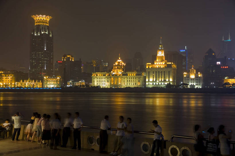 横图,全景,彩色,室外,办公楼,河流,大厦,建筑,夜景,上海,中国,亚洲,游人,建筑群,灯光,黄浦江,历史建筑,外滩,休闲,灿烂,远景,摩天大厦,摄影,欧式建筑,金融中心,东亚,中华人民共和国,江,大楼,bj174
