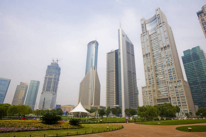 公园,花园,横图,彩色,室外,白天,旅游,度假,办公楼,草地,草坪,名胜古迹,植物,城市风光,标志建筑,大厦,地标,建筑,上海,中国,亚洲,遗迹,景观,建筑群,古迹,文物,娱乐,建设,古建筑,浦东,草,绿色,地标建筑,享受,休闲,旅游胜地,放松,摄影,古文明,东亚,中华人民共和国,陆家嘴绿地,金融区,旅行,bj174