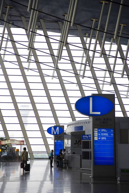 竖图,彩色,室内,白天,飞机场,建筑,上海,中国,亚洲,交通,候机厅,大厅,旅客,浦东国际机场,浦东机场,航站楼,运输,摄影,东亚,中华人民共和国,bj174
