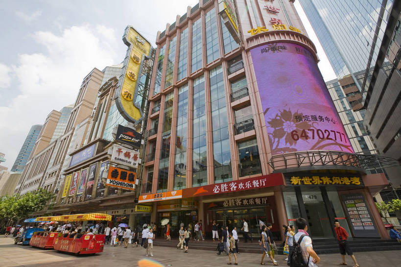 商店,横图,彩色,室外,白天,购物,旅游,度假,美景,名胜古迹,标志建筑,大厦,道路,地标,建筑,街道,路,公路,上海,中国,亚洲,游客,遗迹,景观,交通,古迹,文物,娱乐,建设,古建筑,商业街,招牌,广告,地标建筑,南京路,享受,休闲,商厦,旅游胜地,景色,放松,摄影,古文明,东亚,中华人民共和国,马路,商业,大楼,购物中心,bj174