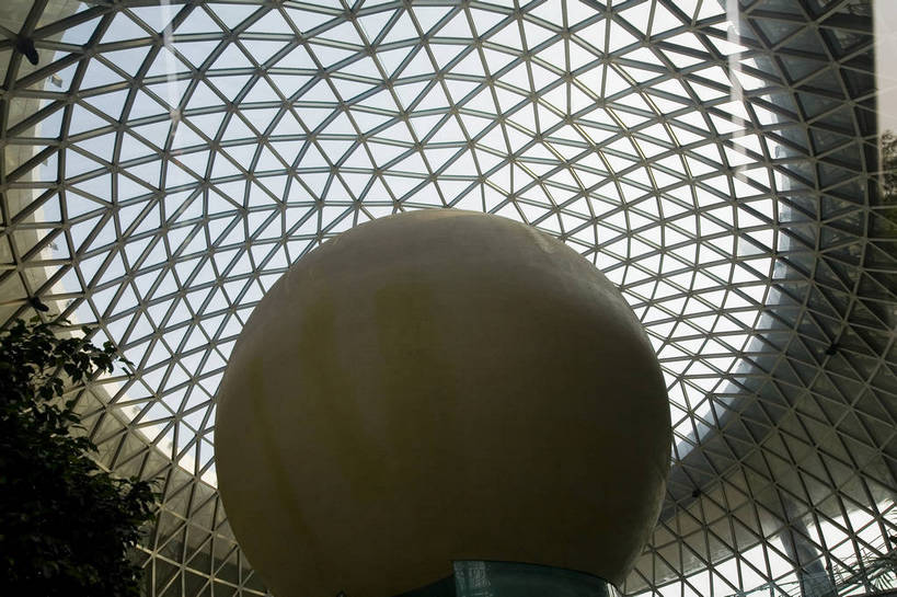 横图,彩色,室内,特写,白天,旅游,度假,名胜古迹,标志建筑,地标,建筑,上海,中国,亚洲,局部,遗迹,景观,古迹,文物,娱乐,建设,古建筑,浦东,享受,休闲,旅游胜地,放松,摄影,上海科技馆,部分,申,科技馆,玻璃幕墙,浦东新区,世纪大道,古文明,东亚,上海市,中华人民共和国,沪,华东地区,旅行,bj174