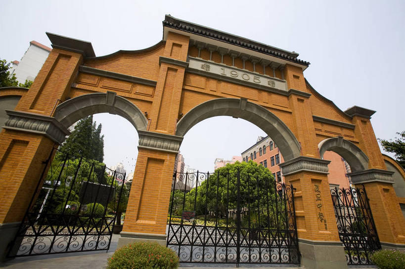 学校,横图,彩色,室外,白天,旅游,度假,名胜古迹,标志建筑,地标,建筑,上海,中国,亚洲,遗迹,景观,文化遗产,建筑群,古典,古迹,文物,娱乐,建设,古建筑,历史建筑,享受,休闲,旅游胜地,放松,摄影,申,文明,中国文化,古文明,东亚,徐汇区,上海市,华山路,中华人民共和国,沪,华东地区,旅行,中学,复旦中学,bj174