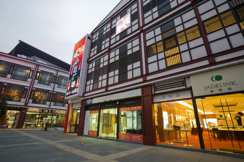 横图,彩色,室外,旅游,度假,名胜古迹,标志建筑,橱窗,地标,建筑,商场,夜景,上海,中国,亚洲,遗迹,景观,建筑群,灯光,古迹,文物,娱乐,建设,古建筑,地标建筑,城隍庙,豫园,享受,休闲,灿烂,旅游胜地,放松,摄影,古文明,商城,东亚,中华人民共和国,旅行,购物中心,bj174