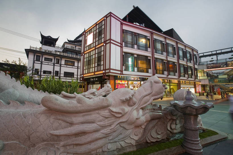 横图,彩色,室外,旅游,度假,名胜古迹,标志建筑,橱窗,地标,建筑,商场,夜景,雕塑,上海,中国,亚洲,遗迹,龙,景观,建筑群,灯光,古迹,文物,娱乐,建设,古建筑,地标建筑,城隍庙,豫园,享受,休闲,灿烂,旅游胜地,放松,摄影,古文明,商城,东亚,中华人民共和国,旅行,购物中心,bj174
