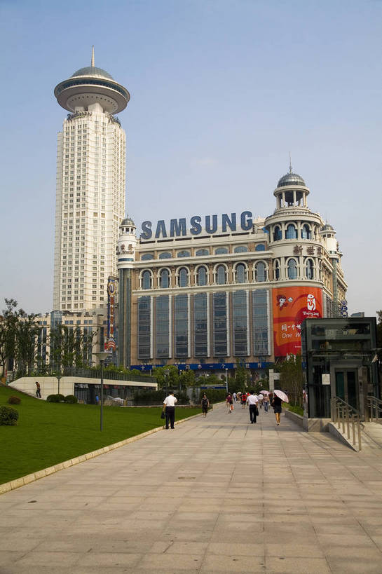 竖图,彩色,室外,白天,旅游,度假,办公楼,名胜古迹,城市风光,标志建筑,大厦,地标,建筑,上海,中国,亚洲,遗迹,景观,建筑群,古迹,文物,娱乐,建设,古建筑,蓝天,绿地,地标建筑,人民广场,享受,休闲,旅游胜地,放松,竖,摄影,古文明,东亚,中华人民共和国,旅行,新世界百货,bj174