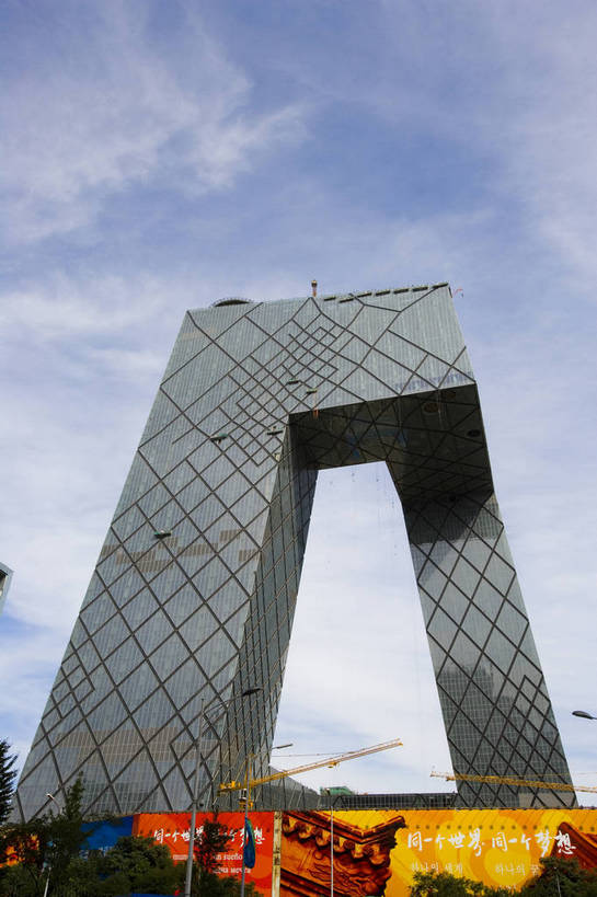 无人,竖图,彩色,室外,白天,旅游,度假,名胜古迹,城市风光,标志建筑,大厦,道路,地标,建筑,北京,中国,亚洲,遗迹,交通,首都,古迹,文物,娱乐,建设,古建筑,白云,蓝天,享受,休闲,旅游胜地,放松,竖,摄影,城市建筑,古文明,东亚,中华人民共和国,北京市,京,北平,华北地区,旅行,北京CBD,北京商务中心区,中国北京大北窑,大裤衩,智窗,中央电视台总部大楼,中央电视台,bj174