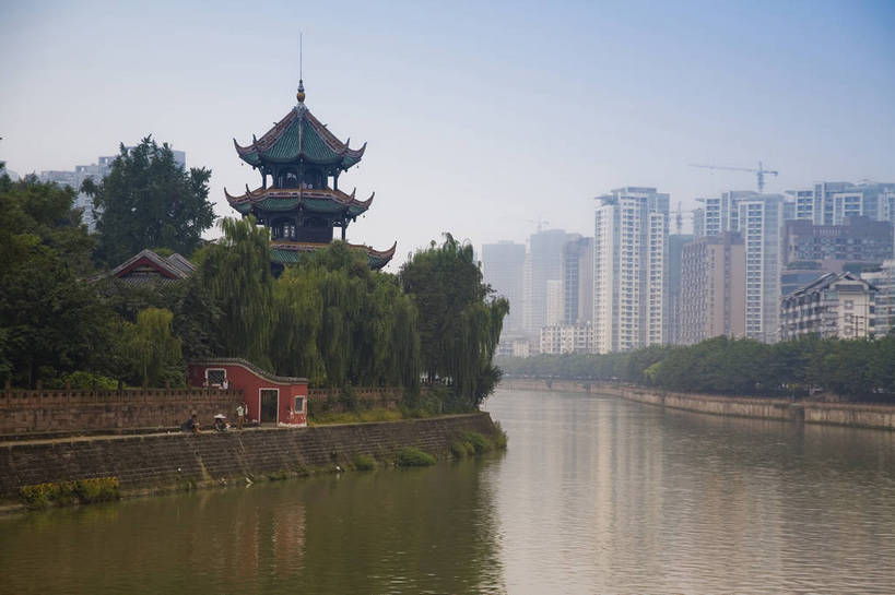 横图,彩色,室外,白天,旅游,城市风光,标志建筑,地标,建筑,中国,亚洲,亭子,河岸,建筑群,古典,建设,现代建筑,树木,凉亭,摄影,四川省,东亚,成都,中华人民共和国,河,江,旅行,高楼,居住区,bj174