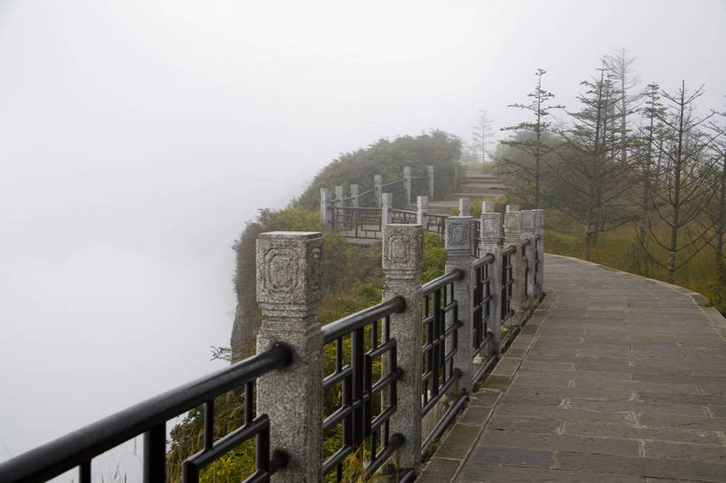无人,栏杆,横图,彩色,室外,白天,旅游,度假,名胜古迹,雾,标志建筑,地标,建筑,路,峨眉山,中国,亚洲,遗迹,景观,文化遗产,古迹,文物,娱乐,建设,古建筑,享受,休闲,旅游胜地,放松,摄影,四川省,中国文化,古文明,东亚,中华人民共和国,旅行,bj174