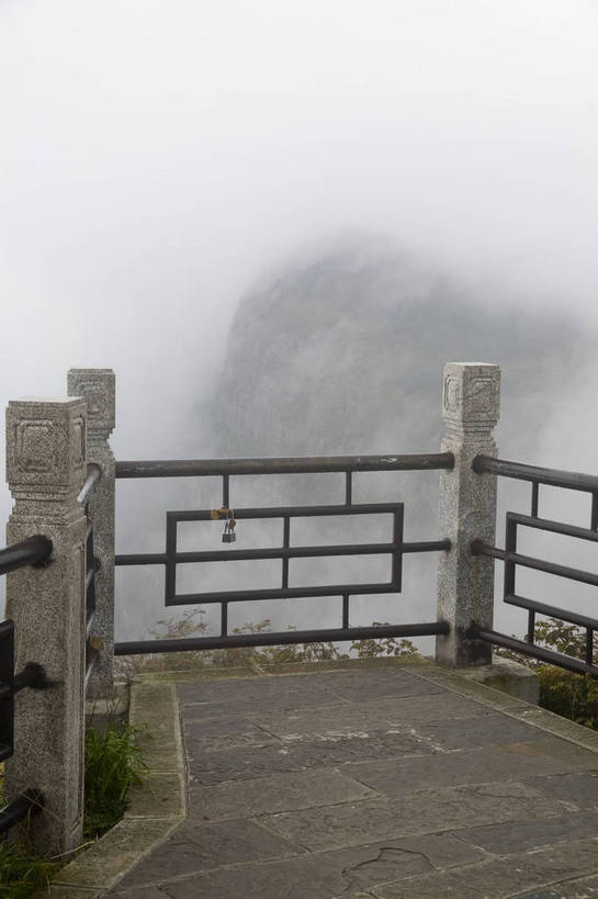 无人,栏杆,竖图,彩色,室外,白天,旅游,度假,名胜古迹,雾,标志建筑,地标,建筑,路,峨眉山,中国,亚洲,遗迹,景观,文化遗产,古迹,文物,娱乐,建设,古建筑,享受,休闲,旅游胜地,放松,竖,摄影,四川省,中国文化,古文明,东亚,中华人民共和国,旅行,bj174