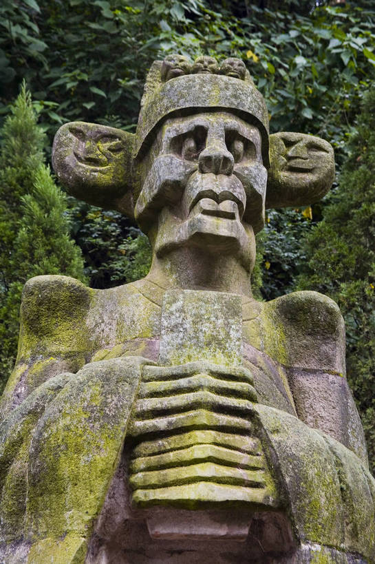 无人,竖图,彩色,室外,白天,旅游,度假,名胜古迹,标志建筑,地标,建筑,雕塑,中国,亚洲,遗迹,雕像,建筑群,古典,古迹,文物,娱乐,建设,古建筑,享受,休闲,旅游胜地,放松,竖,摄影,四川省,中国文化,古文明,东亚,中华人民共和国,旅行,丰都,丰都鬼城,传统文化,bj174