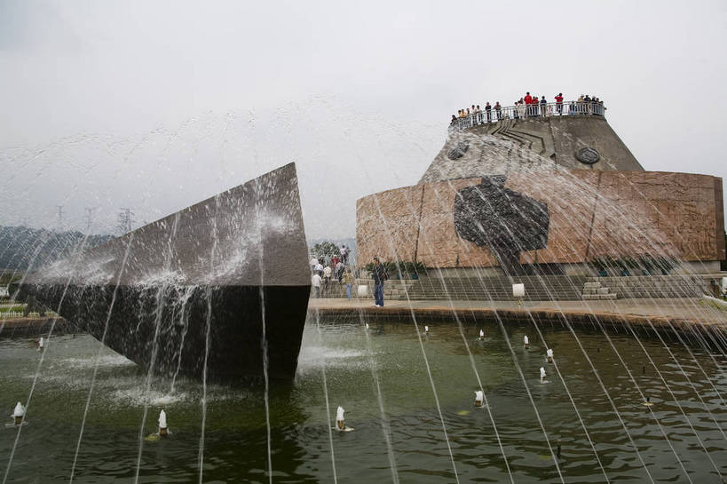 广场,横图,彩色,室外,白天,旅游,度假,美景,名胜古迹,城市风光,标志建筑,城市,地标,建筑,三峡,中国,亚洲,遗迹,景观,古迹,文物,娱乐,建设,古建筑,现代建筑,大坝,水库,享受,休闲,旅游胜地,景色,放松,摄影,工程,古文明,东亚,湖北省,中华人民共和国,旅行,三峡大坝,bj174