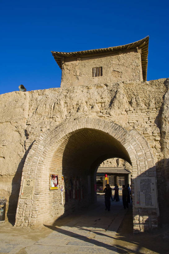 竖图,彩色,室外,特写,白天,旅游,度假,名胜古迹,标志建筑,地标,建筑,中国,亚洲,遗迹,古迹,文物,娱乐,建设,古建筑,享受,休闲,旅游胜地,放松,竖,摄影,人文景观,古代建筑,中国文化,古文明,东亚,宁夏,银川,镇北堡影视城,影视城,首府,中华人民共和国,西北地区,银川市,宁夏回族自治区,宁,旅行,镇北堡,镇北堡西部影视城,bj174