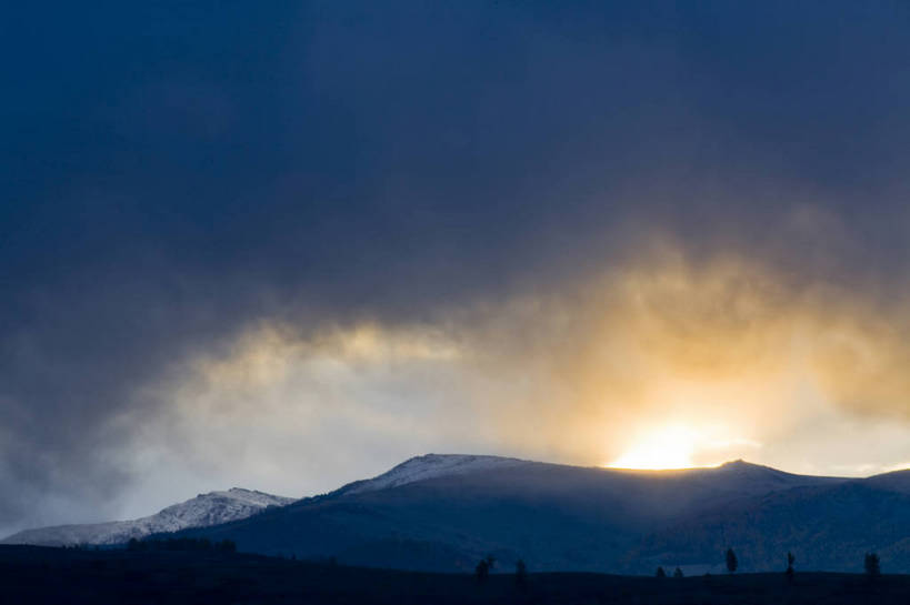 无人,横图,彩色,室外,白天,旅游,度假,名胜古迹,标志建筑,地标,建筑,中国,亚洲,遗迹,凌晨,云彩,古迹,文物,娱乐,建设,古建筑,阳光,自然,享受,休闲,旅游胜地,彩霞,放松,摄影,远山,自然风光,古文明,东亚,新疆,中华人民共和国,阿勒泰,旅行,禾木,bj174