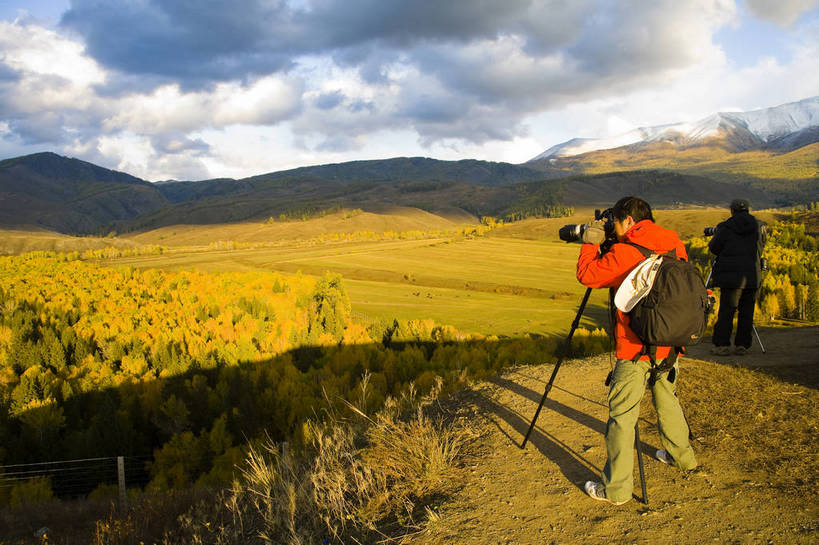 横图,彩色,室外,白天,旅游,度假,名胜古迹,树林,标志建筑,地标,建筑,中国,亚洲,游人,遗迹,围栏,古迹,文物,娱乐,建设,古建筑,树木,白云,天空,自然,享受,休闲,旅游胜地,放松,摄影,远山,自然风光,杉树,古文明,东亚,新疆,中华人民共和国,阿勒泰,旅行,白哈巴,bj174