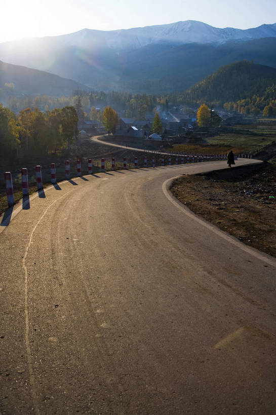 木屋,竖图,彩色,室外,白天,旅游,度假,美景,名胜古迹,树林,田园,标志建筑,道路,地标,建筑,中国,亚洲,遗迹,帐篷,景观,古迹,文物,娱乐,建设,炊烟,古建筑,民居,树木,自然,村庄,享受,休闲,旅游胜地,景色,放松,竖,摄影,自然风光,杉树,古文明,东亚,蒙古包,新疆,中华人民共和国,阿勒泰,马路,旅行,白哈巴,bj174