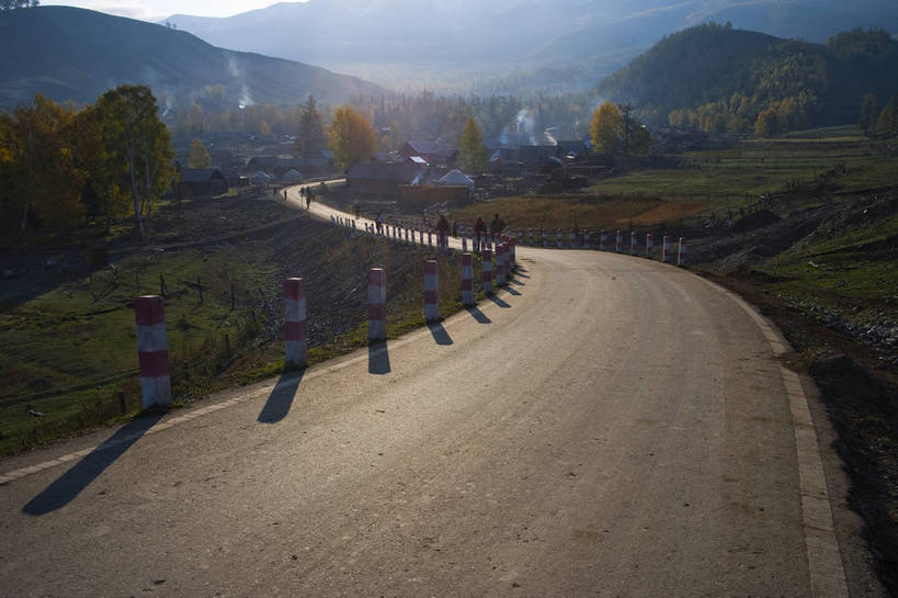 木屋,横图,彩色,室外,白天,旅游,度假,美景,名胜古迹,树林,田园,标志建筑,道路,地标,建筑,中国,亚洲,遗迹,帐篷,景观,古迹,文物,娱乐,建设,炊烟,古建筑,民居,树木,自然,村庄,享受,休闲,旅游胜地,景色,放松,摄影,自然风光,杉树,古文明,东亚,蒙古包,新疆,中华人民共和国,阿勒泰,马路,旅行,白哈巴,bj174