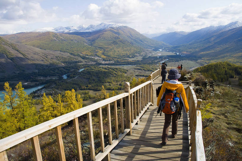 横图,彩色,室外,白天,旅游,度假,名胜古迹,标志建筑,地标,建筑,喀纳斯,中国,亚洲,游人,遗迹,山路,古迹,文物,娱乐,建设,古建筑,自然,享受,休闲,旅游胜地,放松,摄影,自然风光,参观,古文明,东亚,新疆,中华人民共和国,阿勒泰,旅行,bj174