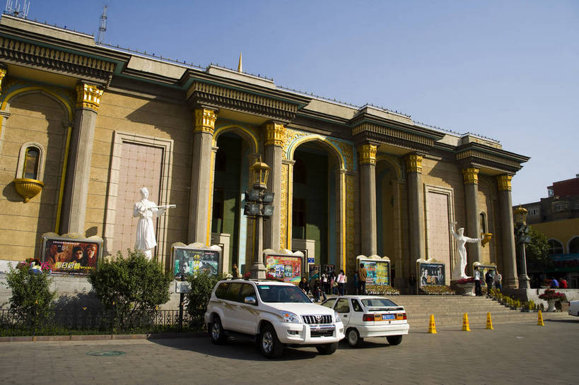 横图,彩色,室外,特写,白天,旅游,度假,美景,城市风光,城市,建筑,中国,亚洲,景观,娱乐,现代建筑,享受,休闲,景色,放松,摄影,东亚,乌鲁木齐,新疆,首府,中华人民共和国,乌鲁木齐市,新疆维吾尔自治区,西北地区,旅行,天山区,新,新疆人民剧场,bj174