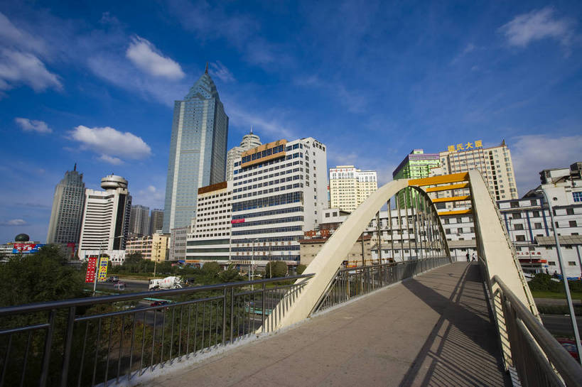 横图,彩色,室外,白天,旅游,度假,美景,城市风光,城市,道路,建筑,街道,路,公路,中国,亚洲,景观,建筑群,天桥,交通,娱乐,现代建筑,享受,休闲,景色,放松,摄影,东亚,乌鲁木齐,新疆,中华人民共和国,马路,旅行,过街天桥,bj174