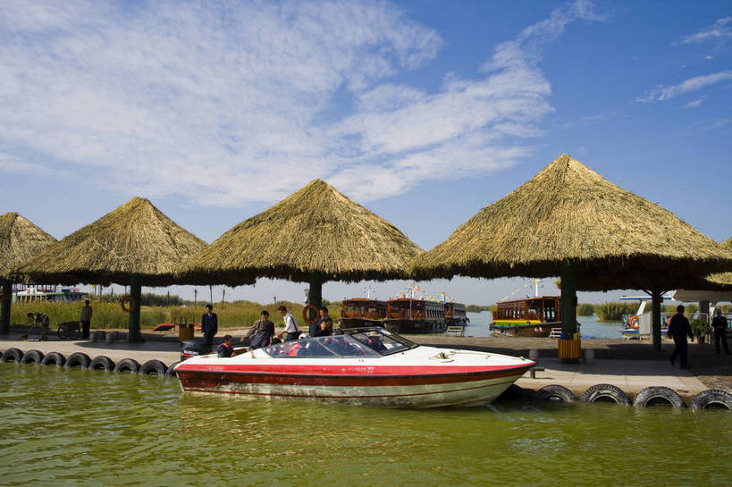 横图,彩色,室外,白天,旅游,度假,湖泊,名胜古迹,水,植物,标志建筑,地标,建筑,中国,亚洲,遗迹,古迹,文物,娱乐,建设,古建筑,游船,自然,享受,休闲,旅游胜地,放松,摄影,古文明,东亚,宁夏,银川,中华人民共和国,西北地区,宁夏回族自治区,宁,石嘴山,石嘴山市,自然景观,旅行,沙湖,沙湖生态旅游区,平罗,平罗县,bj174