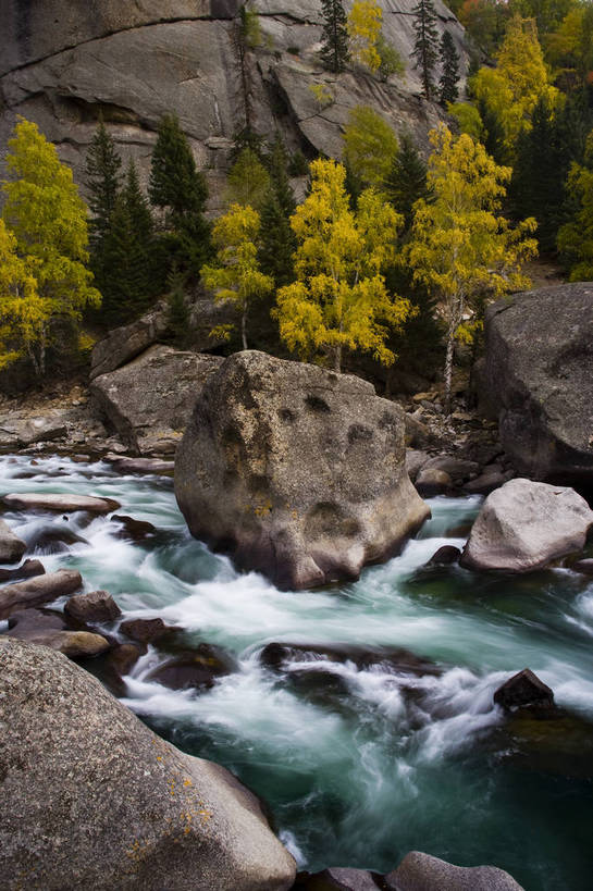 无人,公园,竖图,彩色,室外,白天,旅游,度假,名胜古迹,树林,标志建筑,地标,建筑,中国,亚洲,遗迹,景观,巨石,水潭,古迹,文物,娱乐,建设,古建筑,树,自然,溪水,享受,休闲,旅游胜地,放松,竖,摄影,自然风光,古文明,东亚,新疆,石钟山,阿勒泰地区,伊犁,中华人民共和国,新疆维吾尔自治区,西北地区,阿勒泰,阿勒泰市,伊犁哈萨克自治州,溪,旅行,新,富蕴,富蕴县,可可托海国家地质公园,青河县,清河,bj174