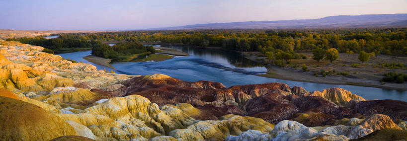 无人,横图,彩色,室外,白天,旅游,度假,湖泊,石头,名胜古迹,森林,树林,峡谷,标志建筑,地标,建筑,中国,亚洲,遗迹,石子,水潭,古迹,文物,娱乐,建设,古建筑,自然,享受,休闲,旅游胜地,放松,摄影,绿洲,自然风光,古文明,东亚,地貌,新疆,中华人民共和国,石块,旅行,地质,五彩湾,bj174