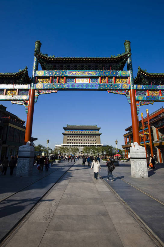 竖图,彩色,室外,特写,白天,旅游,度假,美景,名胜古迹,标志建筑,道路,地标,建筑,街道,路,公路,北京,中国,亚洲,遗迹,景观,牌坊,交通,古迹,文物,娱乐,建设,古建筑,蓝天,享受,休闲,旅游胜地,景色,放松,竖,摄影,城楼,古代建筑,前门,古文明,东亚,中华人民共和国,马路,旅行,大栅栏,传统文化,bj174