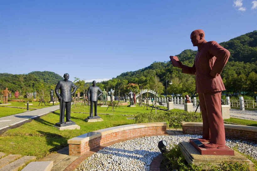 无人,公园,横图,彩色,室外,白天,草坪,树林,雕塑,台湾,中国,亚洲,雕像,蓝天,绿地,摄影,纪念,蒋介石,东亚,台北,桃园县,港澳台,中华人民共和国,台湾省,慈湖,大溪镇,桃园,台,蒋中正,慈湖蒋陵,bj174