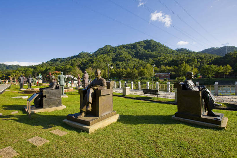 无人,公园,横图,彩色,室外,白天,草坪,树林,雕塑,台湾,中国,亚洲,雕像,蓝天,绿地,摄影,纪念,蒋介石,东亚,台北,桃园县,港澳台,中华人民共和国,台湾省,慈湖,大溪镇,桃园,台,蒋中正,慈湖蒋陵,bj174