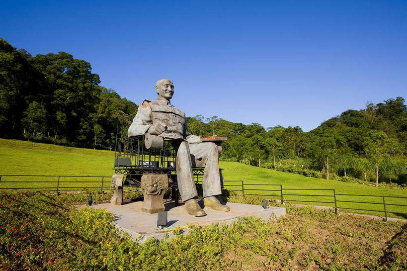 无人,公园,横图,彩色,室外,白天,草坪,树林,雕塑,台湾,中国,亚洲,雕像,蓝天,绿地,摄影,纪念,蒋介石,东亚,台北,桃园县,港澳台,中华人民共和国,台湾省,慈湖,大溪镇,桃园,台,蒋中正,慈湖蒋陵,bj174