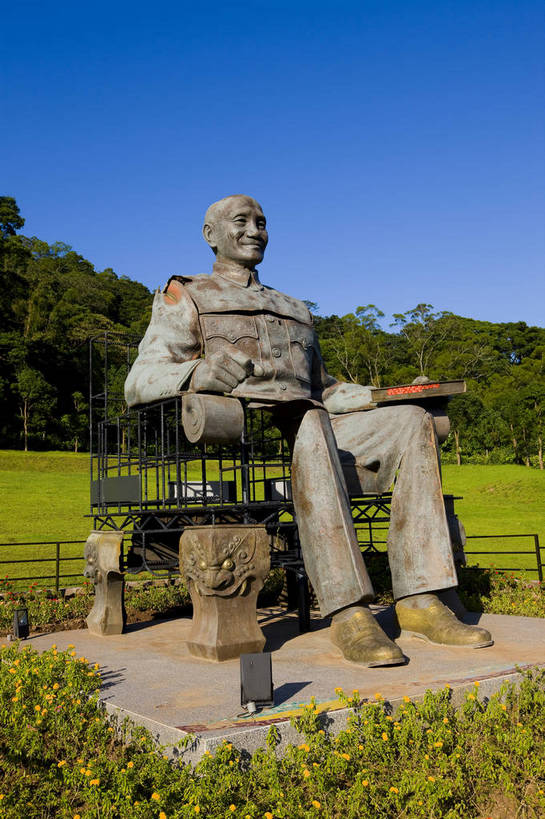 无人,公园,竖图,彩色,室外,白天,草坪,树林,雕塑,台湾,中国,亚洲,雕像,蓝天,绿地,竖,摄影,纪念,蒋介石,东亚,台北,桃园县,港澳台,中华人民共和国,台湾省,慈湖,大溪镇,桃园,台,蒋中正,慈湖蒋陵,bj174