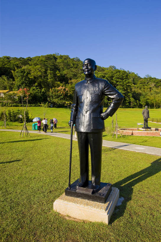 公园,竖图,彩色,室外,白天,草坪,树林,雕塑,台湾,中国,亚洲,雕像,蓝天,绿地,竖,摄影,纪念,蒋介石,东亚,台北,桃园县,港澳台,中华人民共和国,台湾省,慈湖,大溪镇,桃园,台,蒋中正,慈湖蒋陵,bj174