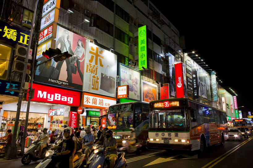 商店,横图,彩色,室外,旅游,美景,城市风光,道路,街道,路,商场,夜景,公路,台湾,中国,亚洲,广告牌,景观,建筑群,灯光,公交车,交通,灿烂,旅游胜地,景色,摄影,城市建筑,东亚,港澳台,中华人民共和国,台湾省,台中,台中市,马路,旅行,台,东海别墅商圈,东海别墅夜市,东海商圈,东海夜市,bj174