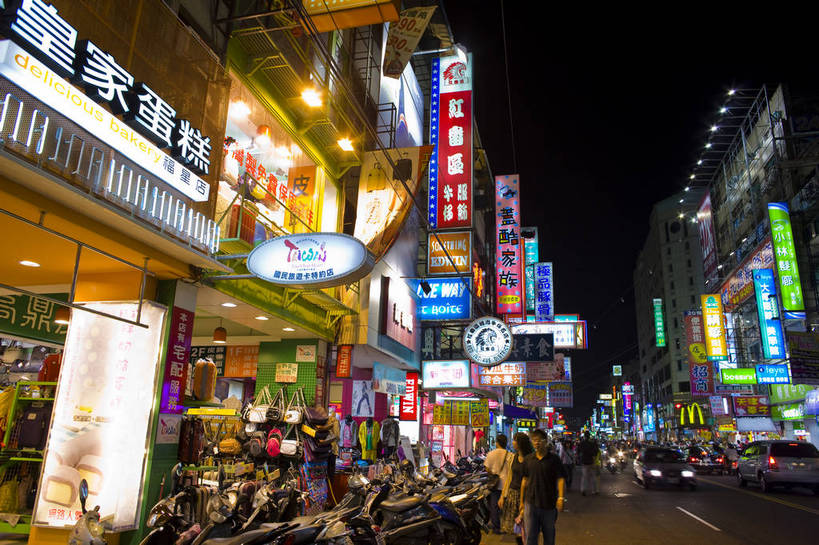 商店,横图,彩色,室外,旅游,美景,城市风光,道路,街道,路,商场,夜景,公路,汽车,台湾,中国,亚洲,广告牌,景观,建筑群,灯光,交通,灿烂,旅游胜地,景色,摄影,城市建筑,东亚,港澳台,中华人民共和国,台湾省,台中,台中市,马路,旅行,台,东海别墅商圈,东海别墅夜市,东海商圈,东海夜市,bj174