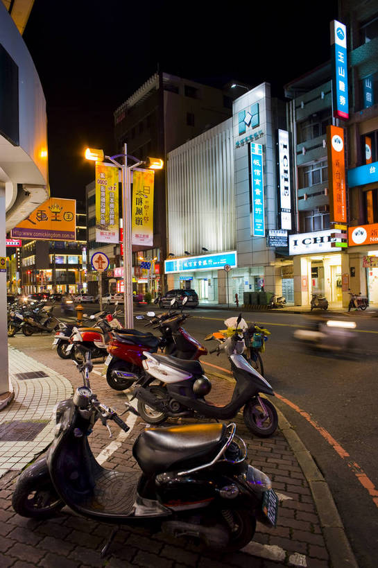 商店,竖图,彩色,室外,旅游,美景,城市风光,道路,街道,路,商场,夜景,公路,汽车,台湾,中国,亚洲,广告牌,景观,建筑群,灯光,交通,灿烂,旅游胜地,景色,竖,摄影,城市建筑,东亚,中华人民共和国,嘉义市,马路,旅行,bj174