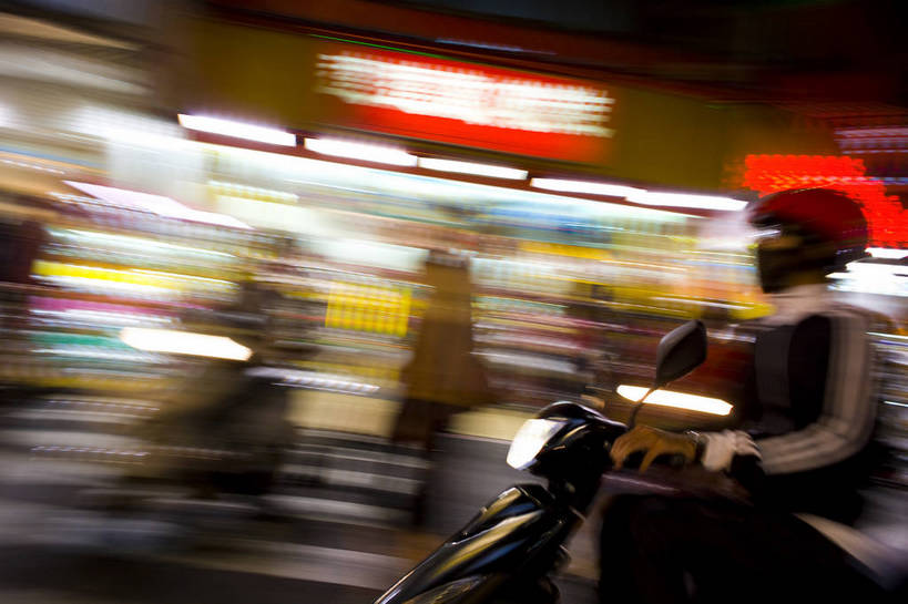 商店,横图,彩色,室外,旅游,美景,城市风光,道路,街道,路,商场,夜景,公路,汽车,台湾,中国,亚洲,广告牌,景观,建筑群,灯光,交通,灿烂,旅游胜地,景色,摄影,城市建筑,东亚,中华人民共和国,嘉义市,马路,旅行,bj174