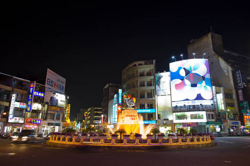 商店,横图,彩色,室外,旅游,美景,城市风光,道路,街道,路,商场,夜景,公路,汽车,台湾,中国,亚洲,广告牌,景观,建筑群,灯光,交通,灿烂,旅游胜地,景色,摄影,城市建筑,东亚,中华人民共和国,嘉义市,马路,旅行,bj174