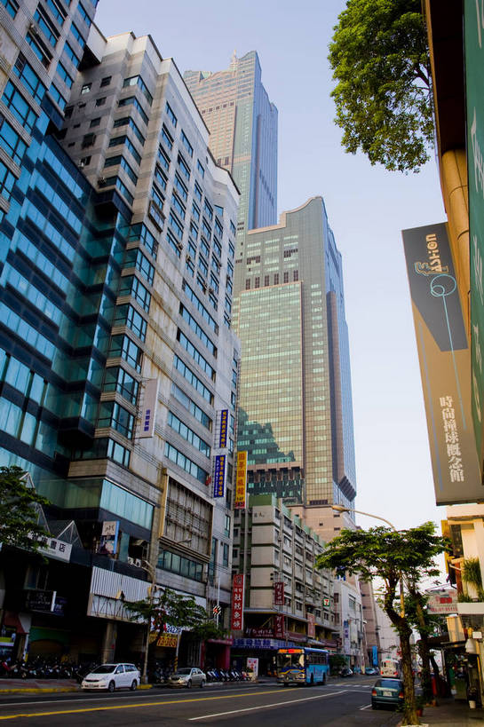竖图,彩色,室外,白天,旅游,度假,美景,名胜古迹,城市风光,标志建筑,大厦,道路,地标,建筑,街道,路,公路,台湾,中国,亚洲,遗迹,景观,交通,古迹,文物,娱乐,建设,古建筑,蓝天,享受,休闲,旅游胜地,商务楼,景色,放松,竖,摄影,城市建筑,古文明,东亚,高雄市,中华人民共和国,马路,旅行,bj174