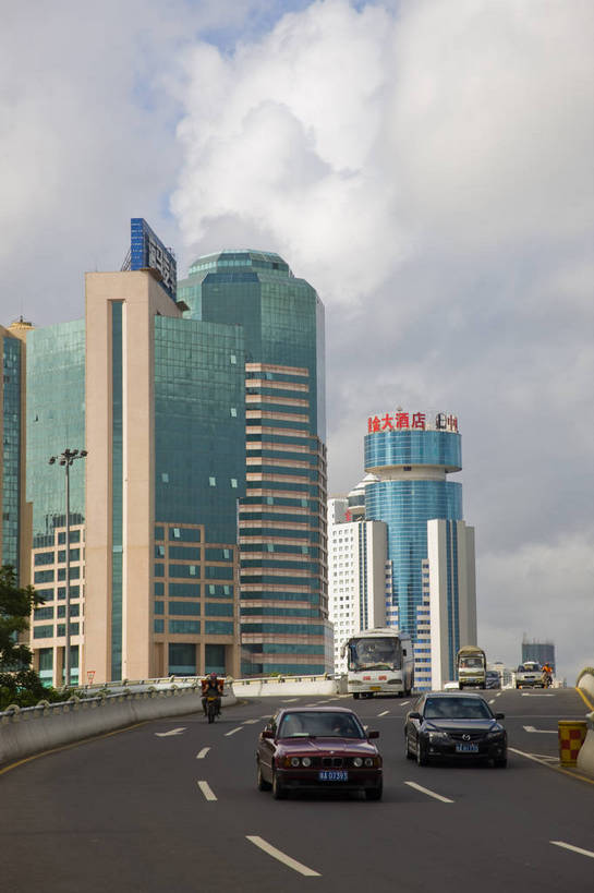 竖图,彩色,室外,白天,旅游,城市风光,道路,建筑,汽车,中国,亚洲,景观,交通,现代建筑,海南,天空,旅游胜地,竖,摄影,东亚,中华人民共和国,海口,马路,旅行,bj174