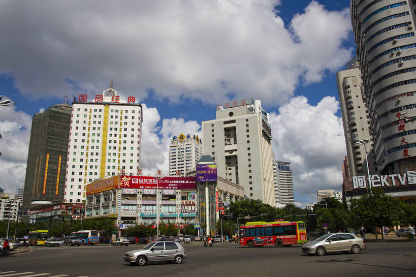 横图,彩色,室外,白天,旅游,城市风光,道路,建筑,中国,亚洲,景观,建筑群,交通,现代建筑,海南,天空,旅游胜地,商务楼,摄影,东亚,中华人民共和国,海口,旅行,国贸,bj174