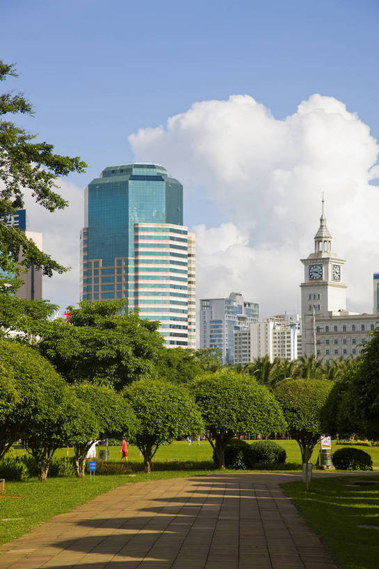 广场,竖图,彩色,室外,白天,旅游,草坪,城市风光,建筑,中国,亚洲,景观,建筑群,现代建筑,海南,天空,绿地,旅游胜地,商务楼,竖,摄影,东亚,中华人民共和国,海口,旅行,国贸,bj174