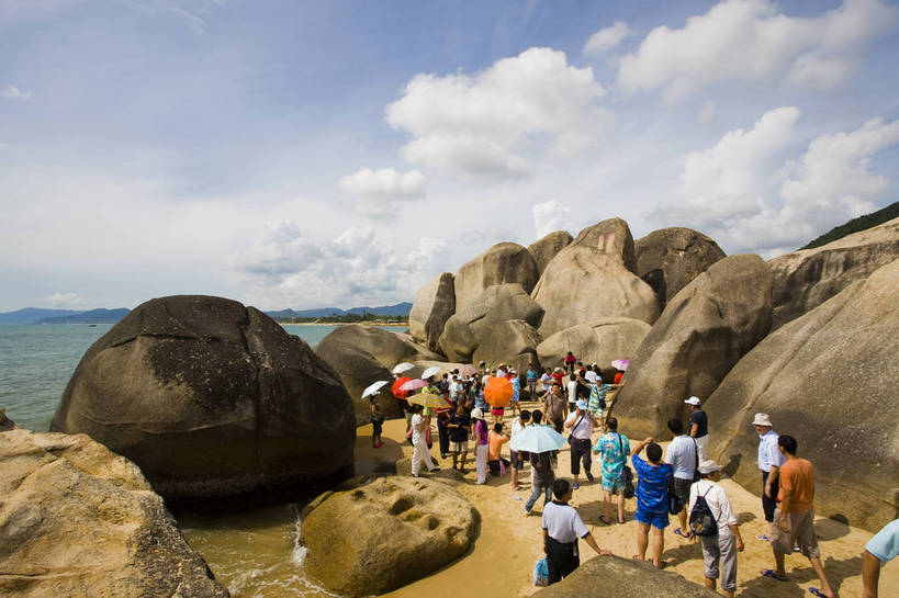 横图,彩色,室外,白天,旅游,石头,沙滩,三亚,中国,亚洲,游人,海南,天空,休闲,旅游胜地,摄影,海滨,东亚,天涯海角,中华人民共和国,海滩,旅行,bj174