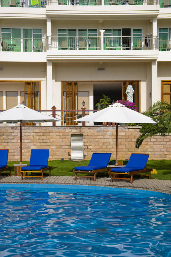 无人,游泳池,竖图,彩色,室外,特写,白天,旅游,草坪,别墅,建筑,酒店,三亚,中国,亚洲,景观,海南,天空,绿地,休闲,旅游胜地,竖,摄影,海南省,度假村,东亚,三亚市,中华人民共和国,华南地区,琼,旅行,大东海,三亚丽景海湾酒店,bj174