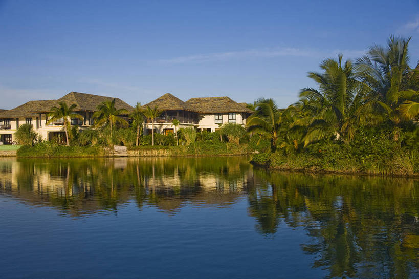 无人,横图,彩色,室外,白天,旅游,树林,植物,别墅,建筑,酒店,椰树,叶子,三亚,中国,亚洲,景观,水池,绿叶,海湾,树,树木,海南,绿色,天空,自然,休闲,嫩叶,旅游胜地,摄影,海南省,生长,成长,度假村,东亚,三亚市,中华人民共和国,华南地区,琼,叶,叶片,棕榈,椰子树,旅行,亚龙湾,亚龙湾国家旅游度假区,三亚亚龙湾五号别墅酒店,五号度假别墅酒店,bj174